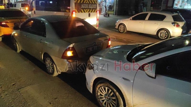 Ada Caddesi'nde 3 araç birbirine girdi 