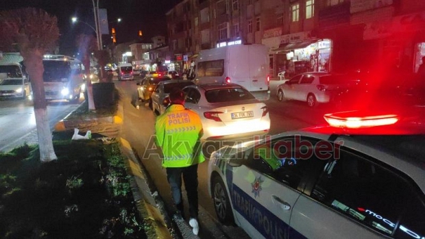 Ada Caddesi'nde 3 araç birbirine girdi 