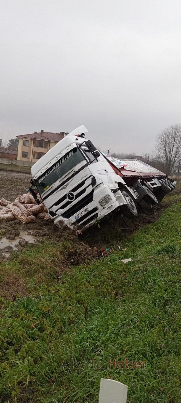 Zincir markete patates taşıyordu, devrildi