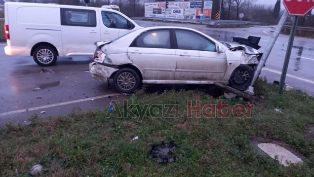 Akyazı Gişeler Kavşağı'nda Kaza 3 Yaralı