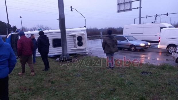 Akyazı Gişeler Kavşağı'nda Kaza 3 Yaralı