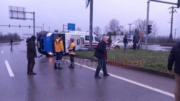 Akyazı Gişeler Kavşağı'nda Kaza 3 Yaralı