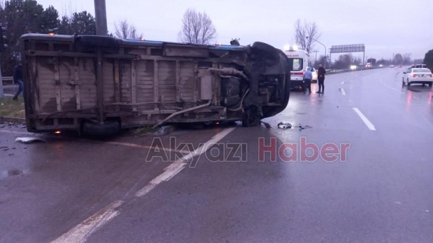 Akyazı Gişeler Kavşağı'nda Kaza 3 Yaralı