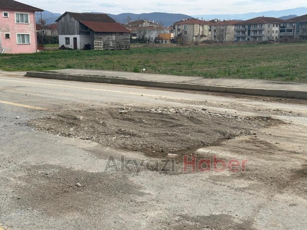 Akyazı'da kazılan cadde kazalara davetiye çıkarıyor