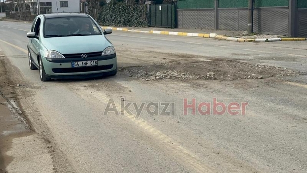 Akyazı'da kazılan cadde kazalara davetiye çıkarıyor