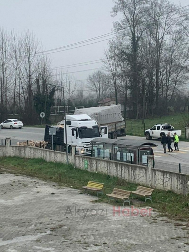 Akyazı'da makaslayan tır trafiği aksattı