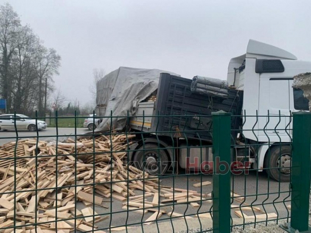 Akyazı'da makaslayan tır trafiği aksattı