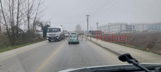 Akyazı'da makaslayan tır trafiği aksattı