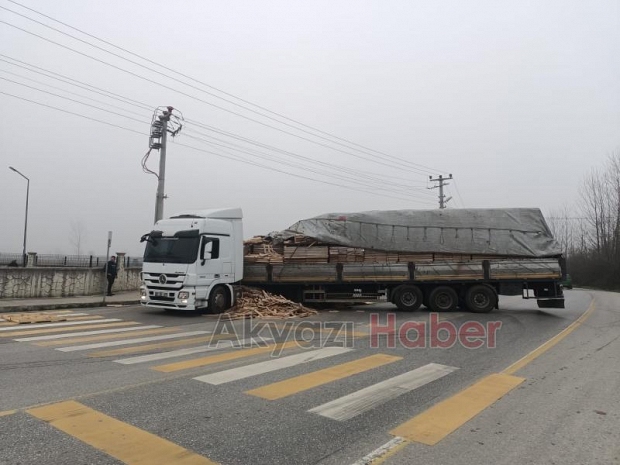 Akyazı'da makaslayan tır trafiği aksattı