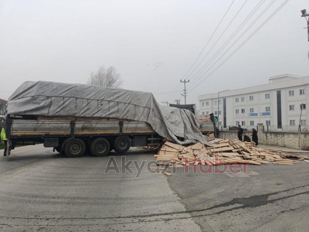 Akyazı'da makaslayan tır trafiği aksattı