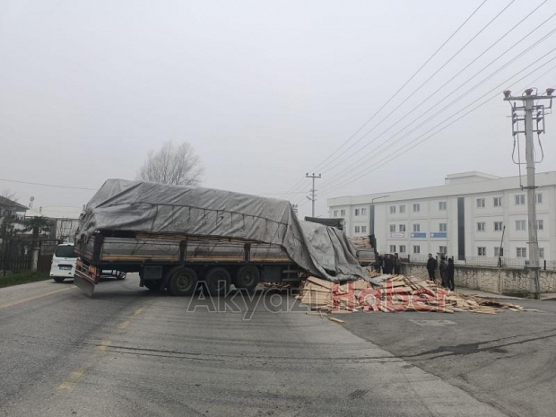 Akyazı'da makaslayan tır trafiği aksattı
