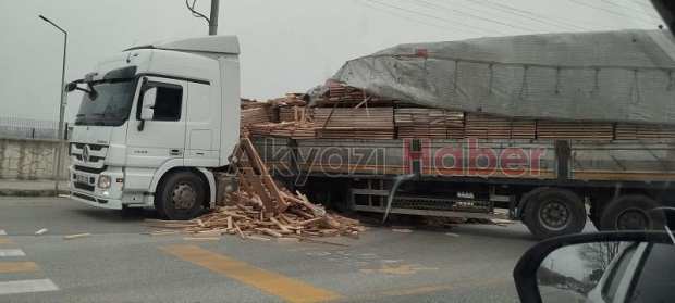 Akyazı'da makaslayan tır trafiği aksattı