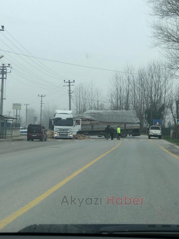 Akyazı'da makaslayan tır trafiği aksattı