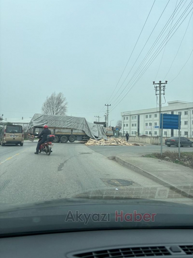 Akyazı'da makaslayan tır trafiği aksattı