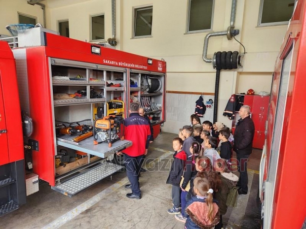 Karaçalılık İlköğretim Okulu  3. Sınıf Öğrencileri İtfaiye Ziyaretinde Bulundu