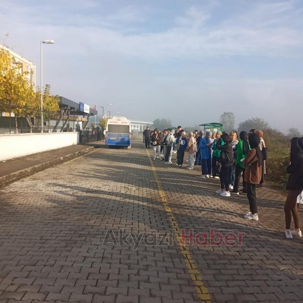 Akyazı KYK'da öğrencilerin toplu ulaşım çilesi