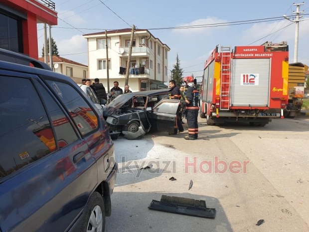 Seyir halindeki otomobil park halindeki araca çarptı : 1 yaralı