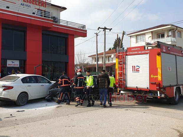 Seyir halindeki otomobil park halindeki araca çarptı : 1 yaralı