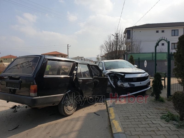 Seyir halindeki otomobil park halindeki araca çarptı : 1 yaralı