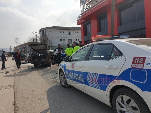 Seyir halindeki otomobil park halindeki araca çarptı : 1 yaralı