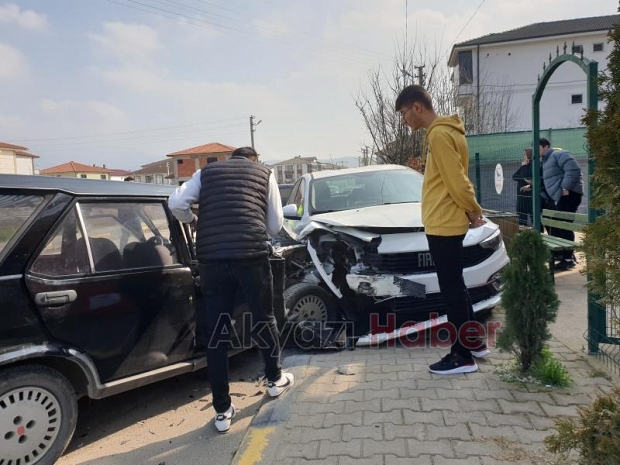 Seyir halindeki otomobil park halindeki araca çarptı : 1 yaralı