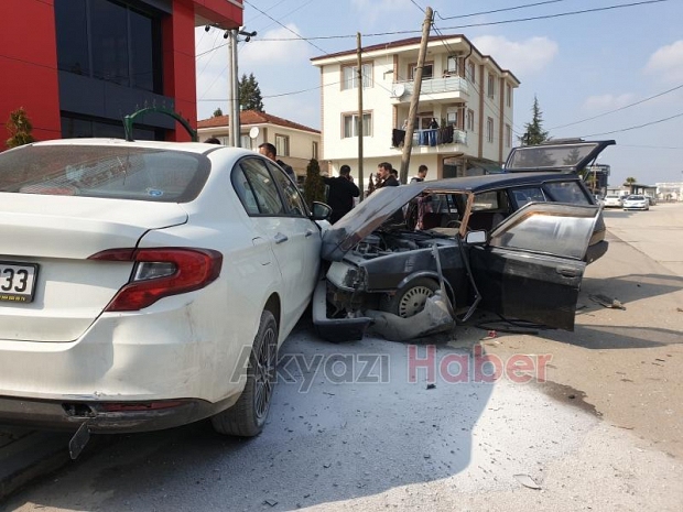 Seyir halindeki otomobil park halindeki araca çarptı : 1 yaralı