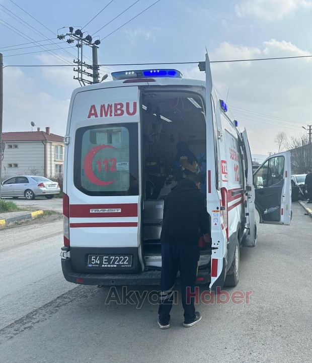 Seyir halindeki otomobil park halindeki araca çarptı : 1 yaralı