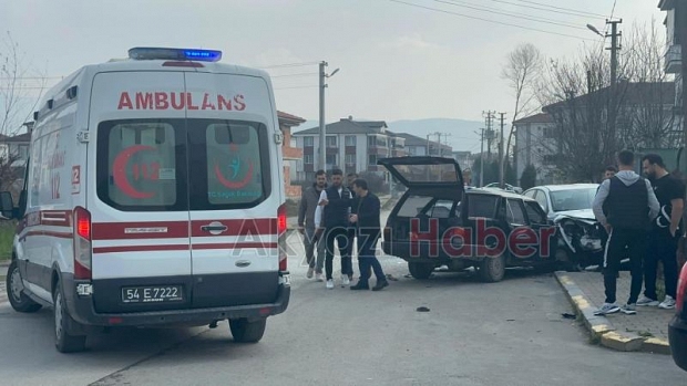 Seyir halindeki otomobil park halindeki araca çarptı : 1 yaralı