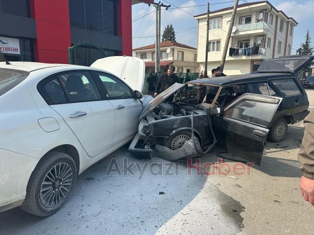 Seyir halindeki otomobil park halindeki araca çarptı : 1 yaralı