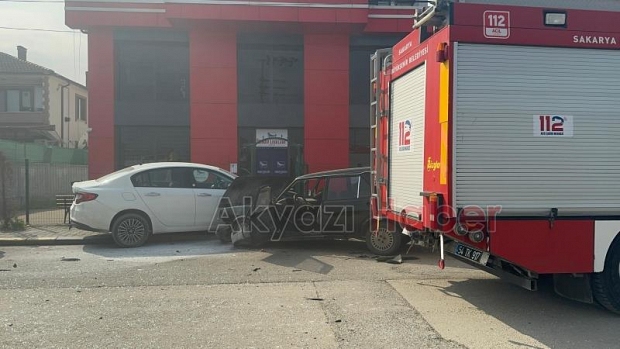 Seyir halindeki otomobil park halindeki araca çarptı : 1 yaralı