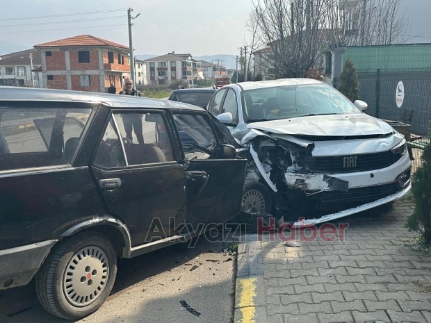 Seyir halindeki otomobil park halindeki araca çarptı : 1 yaralı