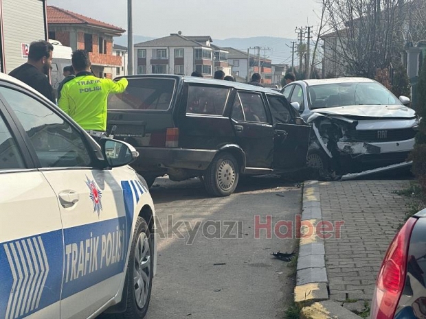 Seyir halindeki otomobil park halindeki araca çarptı : 1 yaralı