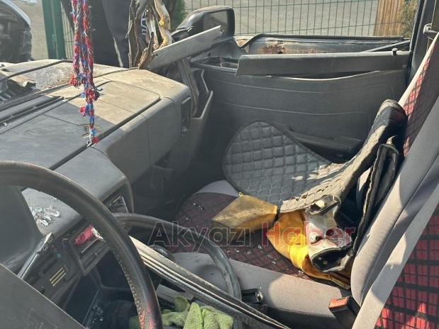 Seyir halindeki otomobil park halindeki araca çarptı : 1 yaralı
