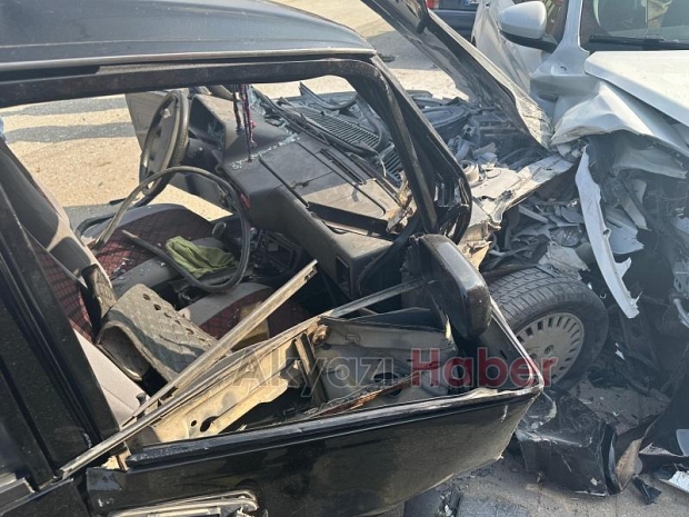 Seyir halindeki otomobil park halindeki araca çarptı : 1 yaralı