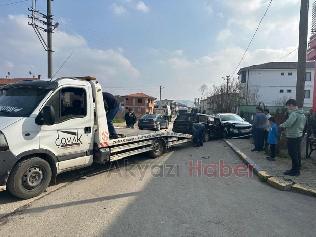 Seyir halindeki otomobil park halindeki araca çarptı : 1 yaralı