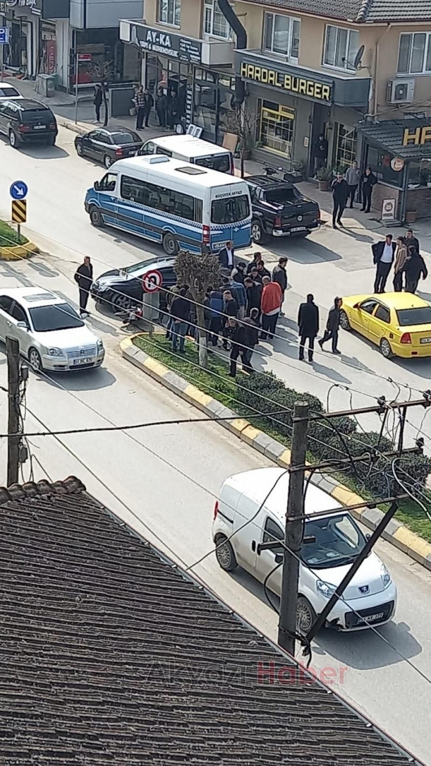 Motosiklet Döner Kavşakta Otomobille Çarpıştı