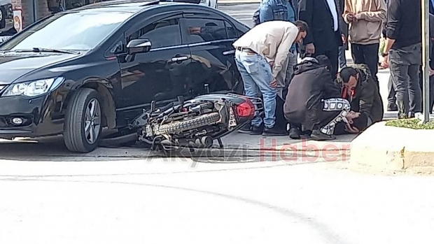 Motosiklet Döner Kavşakta Otomobille Çarpıştı