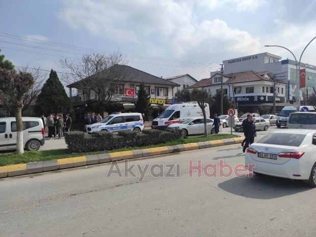 Motosiklet Döner Kavşakta Otomobille Çarpıştı