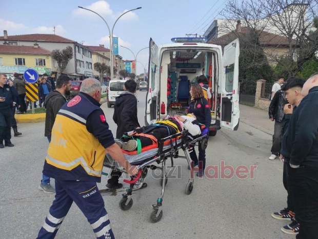 Motosiklet Döner Kavşakta Otomobille Çarpıştı
