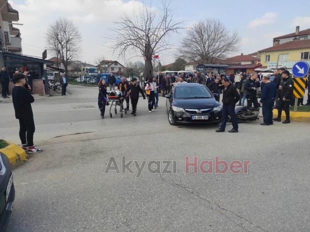 Motosiklet Döner Kavşakta Otomobille Çarpıştı