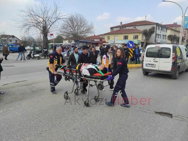 Motosiklet Döner Kavşakta Otomobille Çarpıştı