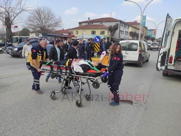 Motosiklet Döner Kavşakta Otomobille Çarpıştı