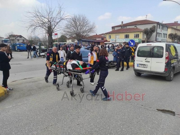 Motosiklet Döner Kavşakta Otomobille Çarpıştı
