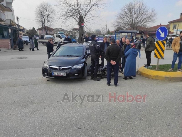 Motosiklet Döner Kavşakta Otomobille Çarpıştı