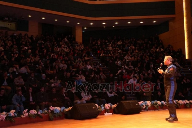 Alper Gezeravcı SAÜ'de öğrencilerle bir araya geldi