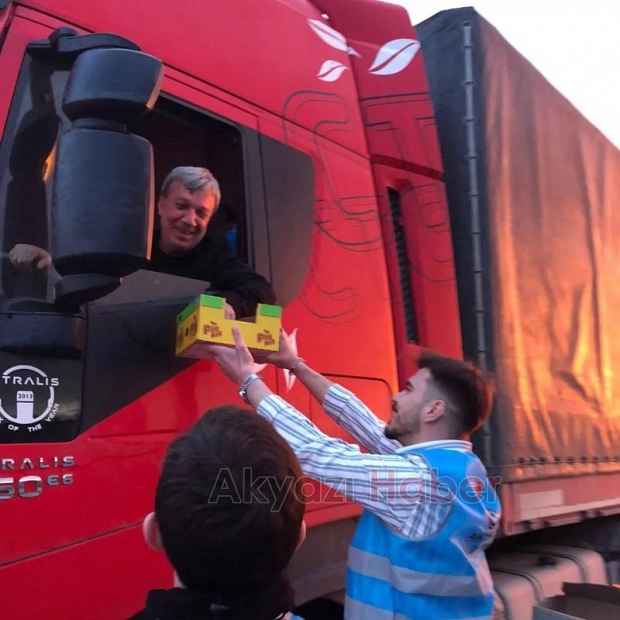 İftar vaktinde trafikte olan sürücülere iftariye dağıttılar.