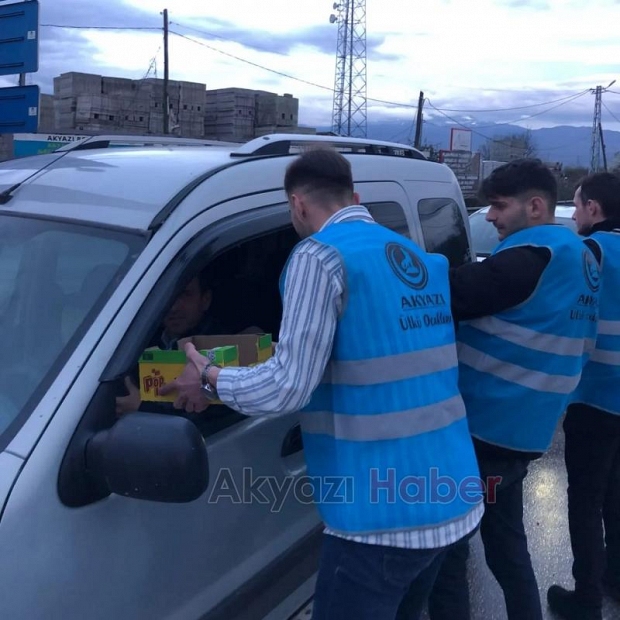 İftar vaktinde trafikte olan sürücülere iftariye dağıttılar.