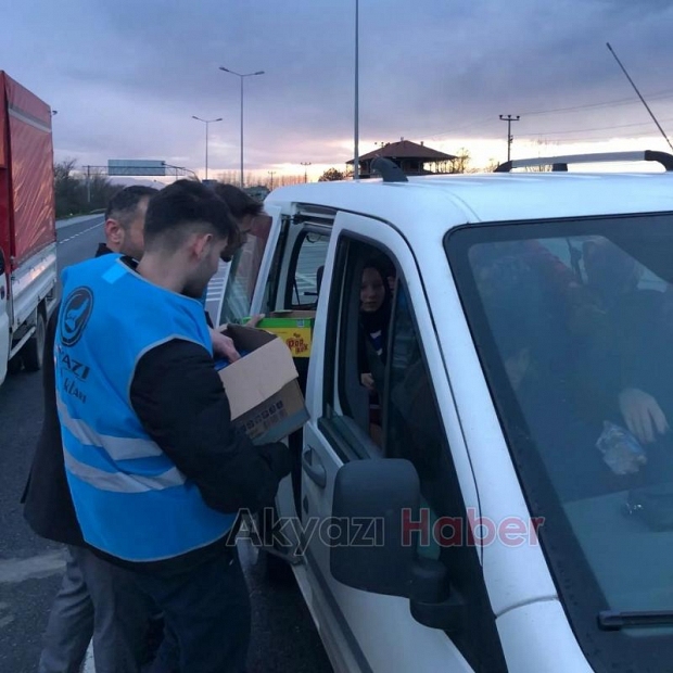 İftar vaktinde trafikte olan sürücülere iftariye dağıttılar.
