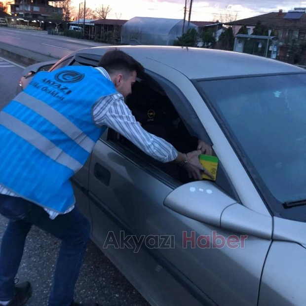 İftar vaktinde trafikte olan sürücülere iftariye dağıttılar.