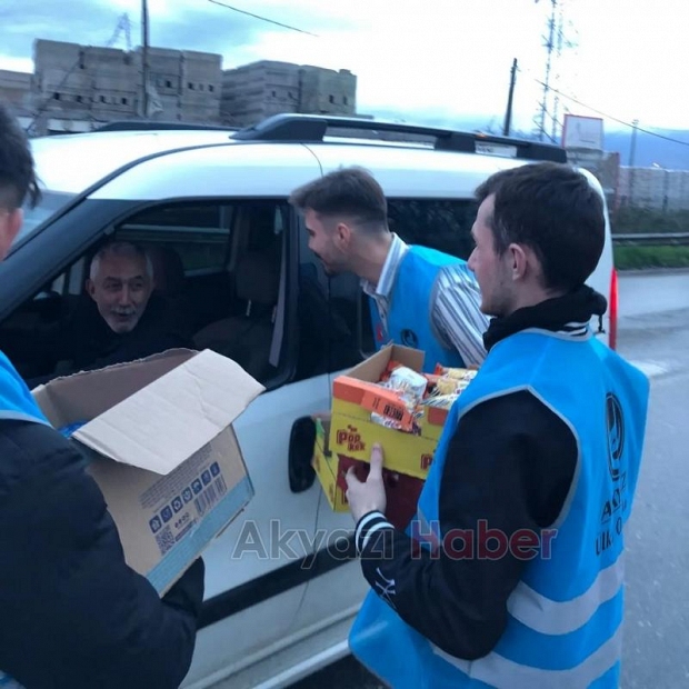 İftar vaktinde trafikte olan sürücülere iftariye dağıttılar.
